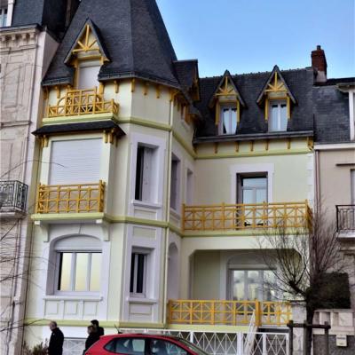 Rouge-jaune bord  de mer